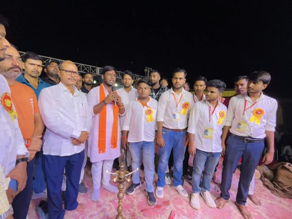 देवी माँ का पूजा-अर्चना कर माता रानी का आशीर्वाद प्राप्त किया।
