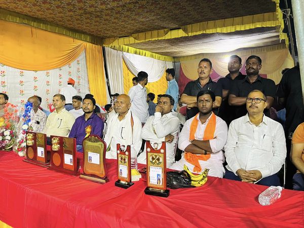 देवी माँ का पूजा-अर्चना कर माता रानी का आशीर्वाद प्राप्त किया।